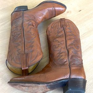 Dan Post Brown Cowboy Boots. Pull on. R9D. Western , leather.